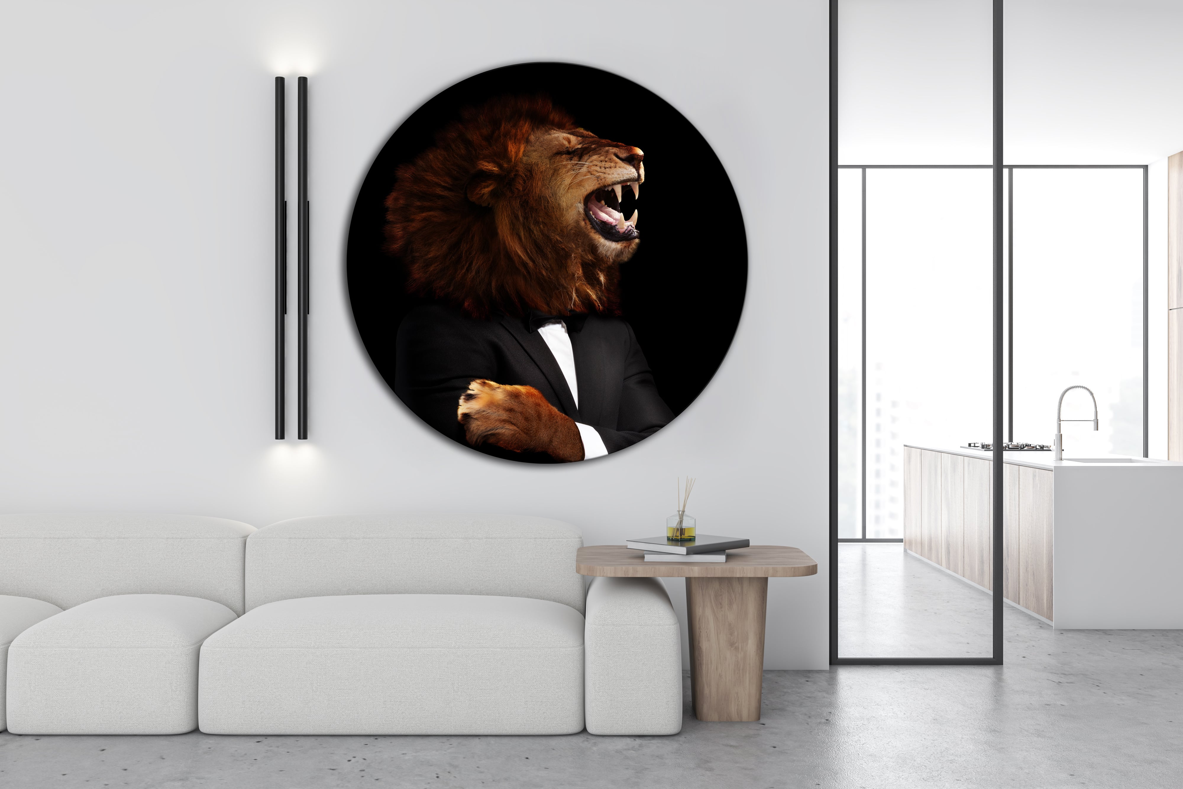 Wandbild Rund Titel: Löwe Boss im Anzug - Bild Wanddeko Alu Dibond oder Butlerfinish