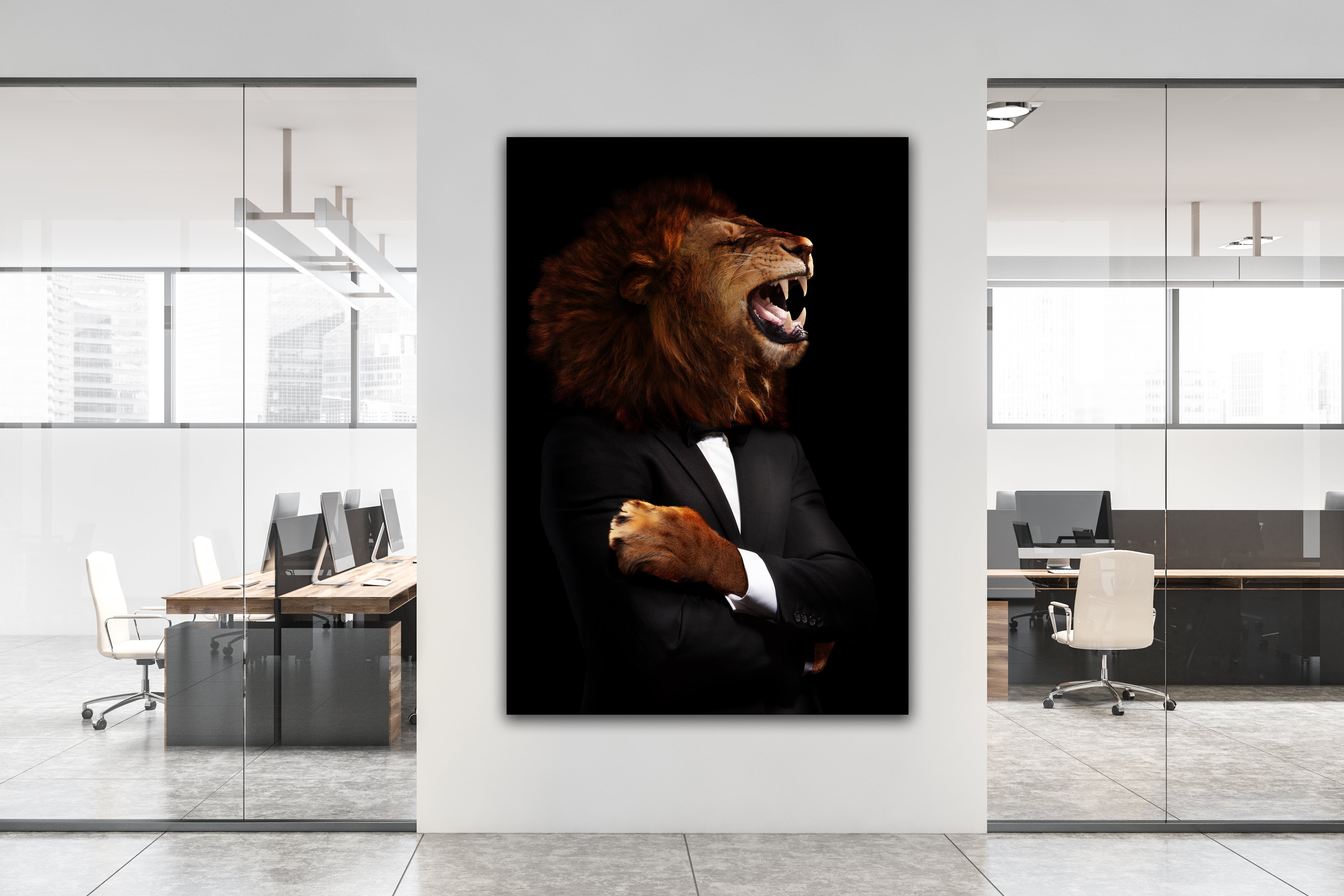 Wandbild Hochformat Titel: Löwe Boss im Anzug - Bild Wanddeko Alu Dibond Leinwand Acrylglas Holzbalken Butlerfinish Poster