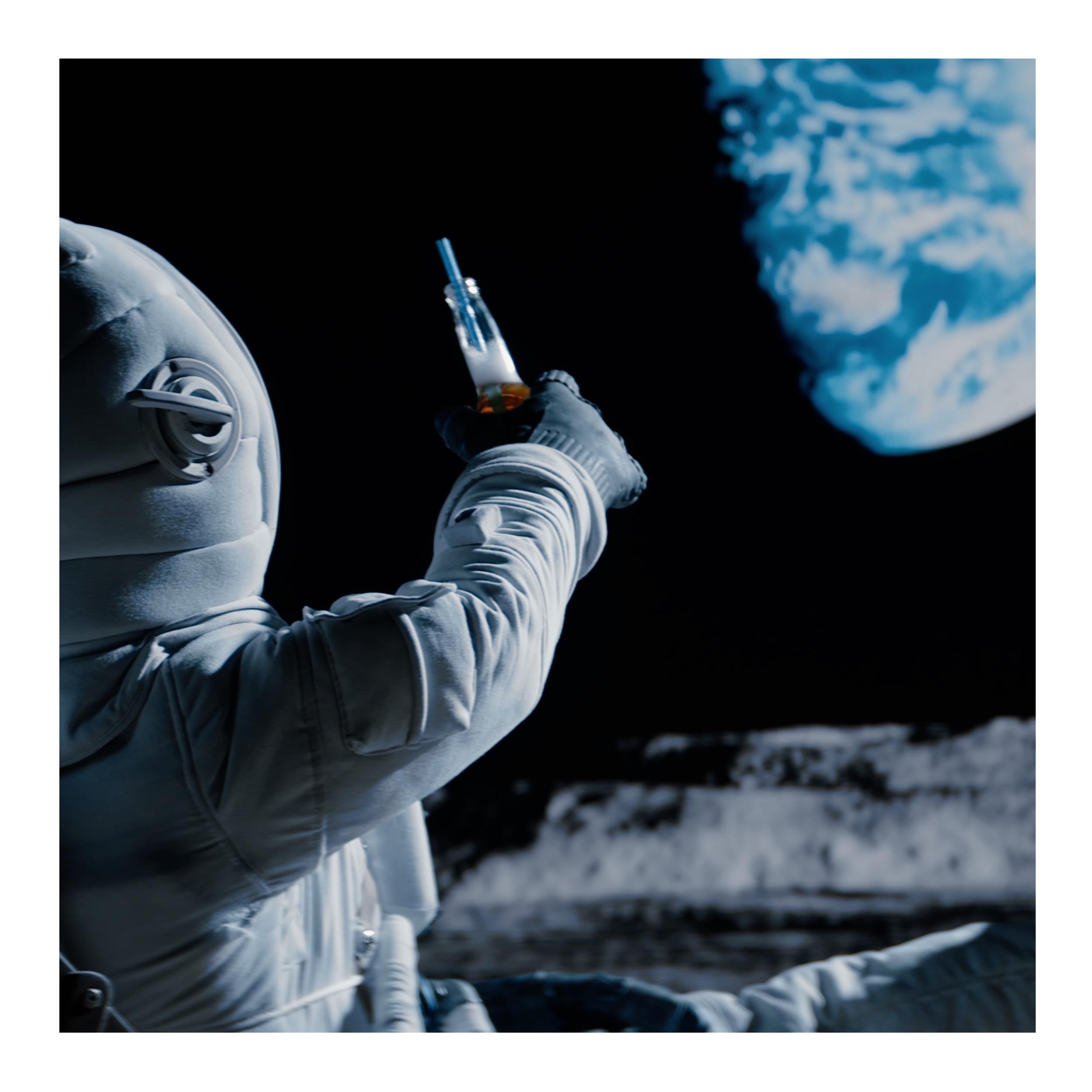 Astronaut auf Mond Leinwandbild Wanddeko Kunstdruck 